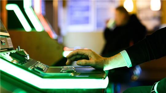 Wo bisher zwei Spielhallen unter einem Dach betrieben werden, darf bald nur noch eine bleiben. (Symbolbild)