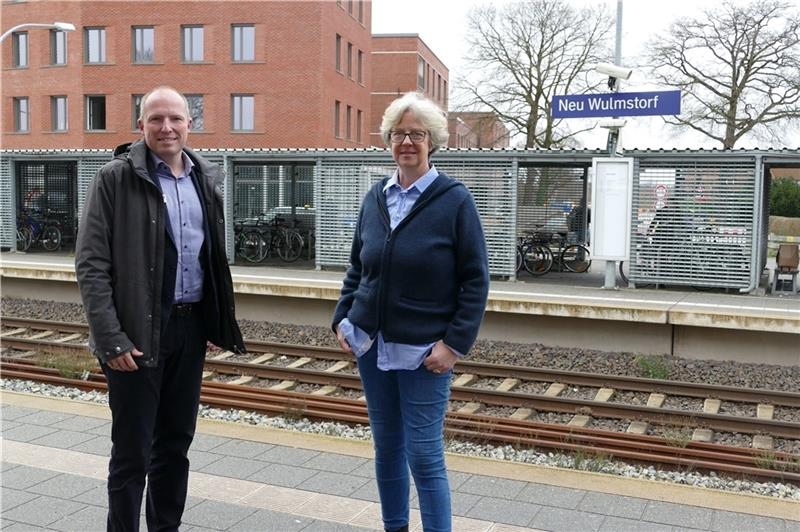 Wo bleibt der Zug? Die beiden Bürgermeister Tobias Handtke (SPD) und Emily Weede (CDU) beim Ortstermin auf dem Neu Wulmstorfer Bahnhof.