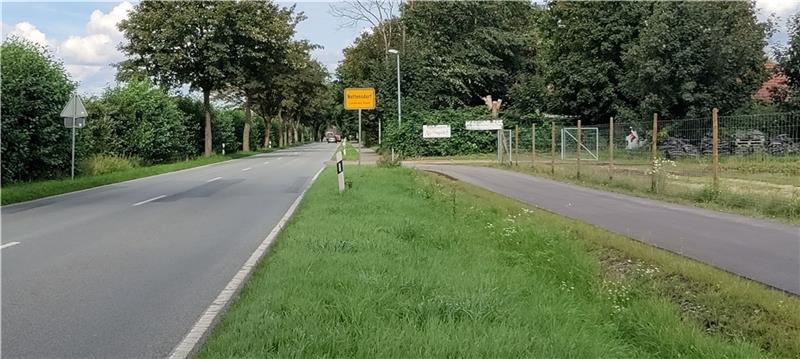 L130 in Nottensdorf: Radweg trotz Baumängel nutzbar, Verkehrsinsel geplant Wo der neue Radweg entlang der L130 (rechts) von Grundoldendorf kommend am Ortseingang von Nottensdorf endet, plant die Gemeinde eine Verkehrsinsel. Foto: Lohmann