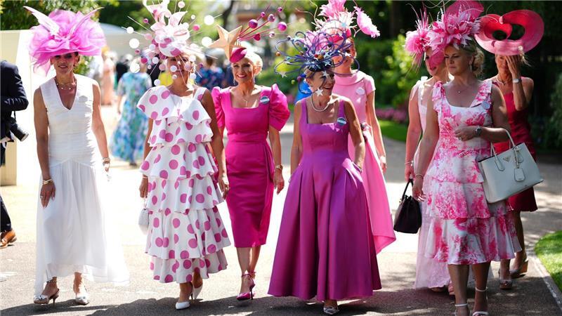 Wo die Hüte wichtiger sind als die Pferde: Besucherinnen kommen mit extravaganten Hüten zum zweiten Tag vom Pferderennen im britischen Ascot.