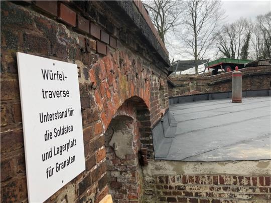 Festung Grauerort bekommt ein Café aufs Dach Wo einst die Geschütze standen, ist das Dach neu abgedichtet. Auf eine Unterkonstruktion werden noch Platten gelegt. Hier sollen später Besucher im Sommercafé der Festung Grauerort Platz nehmen können. Fotos: Klempow