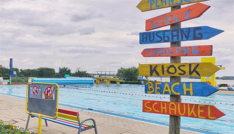 Wo geht's zum Kiosk? Der Wegweiser am Badeingang hilft.