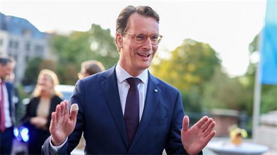 Wo immer er hinkommt, überall wartet auf Hendrik Wüst dieselbe Frage. 