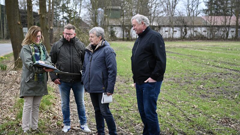 Wo jetzt noch Acker ist, soll am Loher Weg bald das neue Multifunktionshaus stehen. Liane Knabbe, Marcus Finke, Bernd Grambow und Jörg Müller begutachten die detaillierten Pläne.