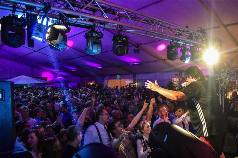Ikke Hüftgolds „Abriss“ in Steinkirchen: Ein Auftritt mit Botschaften „Wo sind die Fans von...“: Ikke Hüftgold will wissen, welche Fußballfans am meisten im Festzelt vertreten sind. Die HSV-Fans schreien - wenig überraschend - am lautesten.
