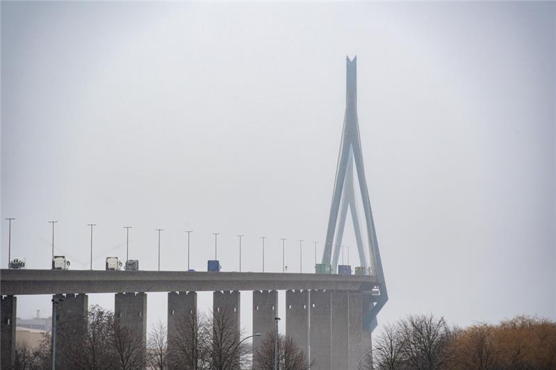 Köhlbrandbrückenlauf wegen Bauarbeiten im Hamburger Hafen verschoben Wo sonst Lastwagen über die Köhlbrandbrücke fahren, wird jährlich am 3. Oktober gelaufen. Foto: Daniel Reinhardt/dpa