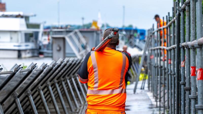 Hochwasser in Süddeutschland bleibt kritisch Wo sonst Straßen verlaufen, fließen nun Flüsse. Die Hochwasser in Süddeutschland sind extrem.