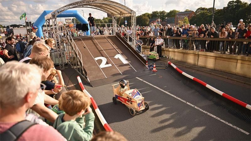 Hunderttausende feiern Einheitsfest in Bremen Wo sonst viele Autos entlangfahren, konnten Besucher in Seifenkisten flitzen.