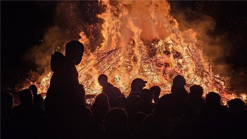 Wo und wie Osterfeuer aufgeschichtet und abgebrannt werden sollten - darüber informiert der Landkreis.