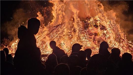 Wo und wie Osterfeuer aufgeschichtet und abgebrannt werden sollten - darüber informiert der Landkreis.

