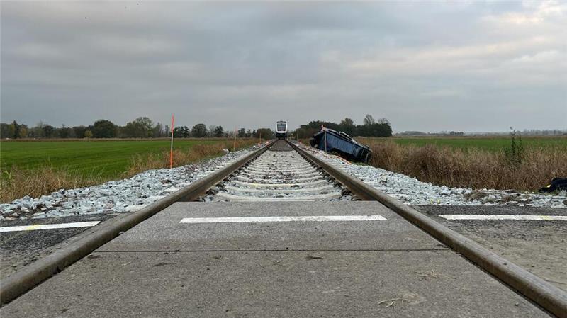 35-Jährige stirbt bei Zugunfall in Mulsum - Zwei kleine Mädchen schwer verletzt Wochenlang fuhren auf der Strecke keine Züge. Erst seit wenigen Tagen war sie wieder in Benutzung.