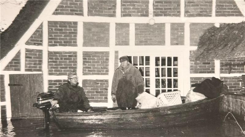 Wochenlang stand das Wasser im Moor: In Hüll machte der Hilfstrupp von Bert Frisch bei Bartels fest.