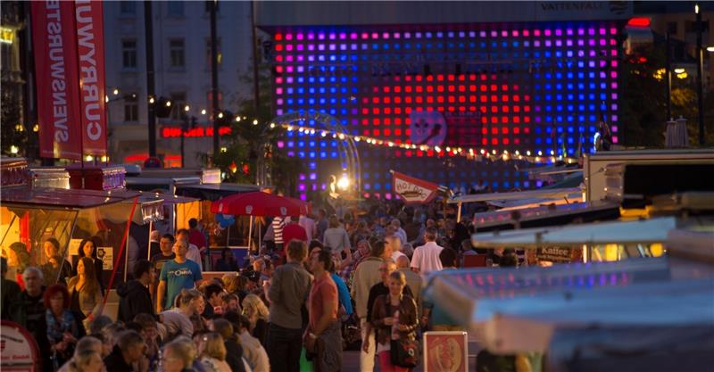 Wochenmarkt auf St. Pauli: 20 Marktstände und Food Trucks bieten ihre Waren auf dem gut besuchten Nachtmarkt bis 23 Uhr an. Fotos Spielbudenplatz (1)/Nowottny (3)