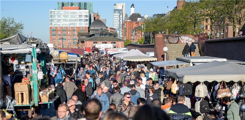 Wochenmarkt mit Blick auf die Fischauktionshalle : Jeden Sonntag zieht es um die 70 000 Besucher auf den Hamburger Fischmarkt.