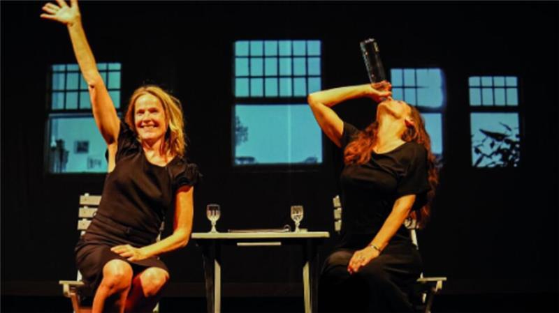 Hochprozentiges Theatererlebnis: Wodkagespräche auf der Halepaghenbühne Wodka als Triebmittel: Je tiefer die Schwestern Edda (Karoline Eichhorn) und Freya (Catrin Striebeck) ins Glas schauen, desto aufreibender wird ihr Gespräch.