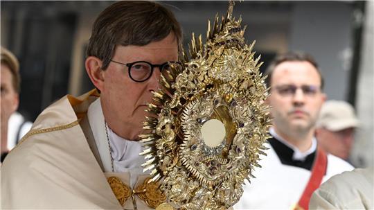 Woelki trägt Monstranz bei verkürzter Fronleichnamsprozession wegen Wetters am Kölner Dom