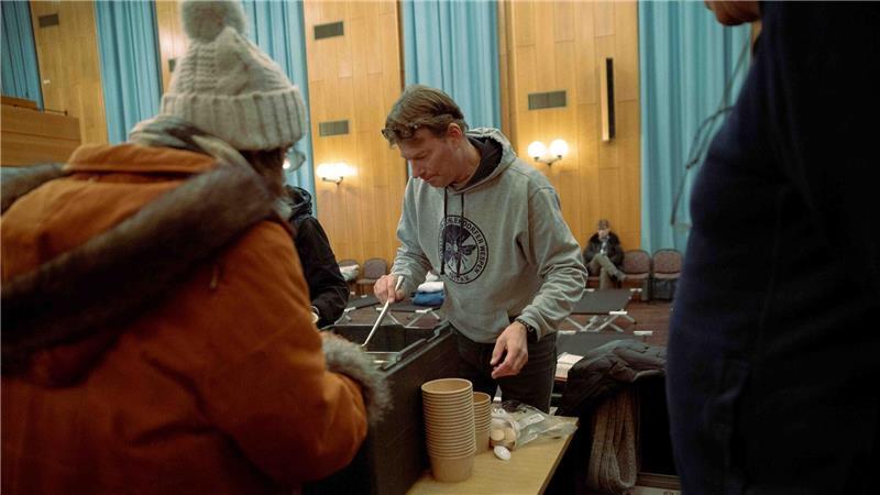 Wofram Keller vom Sportverein Zehlendorfer Wespen gehört zu den zahlreichen Freiwilligen die im Berliner Südwesten helfen.