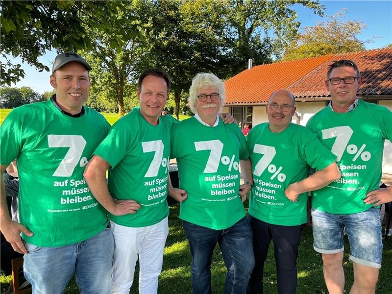 Wofür der Dehoga kämpft, steht auf den T-Shirts des Kreisvorstands. Von links: Jens Hellwege, Fachgruppe Gaststätten, Uwe Staats, 2. Vorsitzender, Lutz Feldtmann, 1. Vorsitzender, Wilhelm Wehrt, Fachgruppe Hotel und Frank Dede, Schatzmeiste