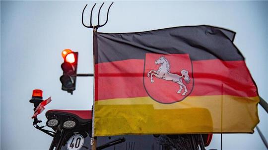 Wohin entwickelt sich der Bauernprotest? Nordsee-Zeitung.de sprach darüber mit Dirk Koslowski, Vorsitzender der Landwirte-Organisation "Land schafft Verbindung" Niedersachsen-Bremen. Unser Foto entstand bei der Blockade des Gewerbegebietes Carl-Schurz in Bremerhaven.