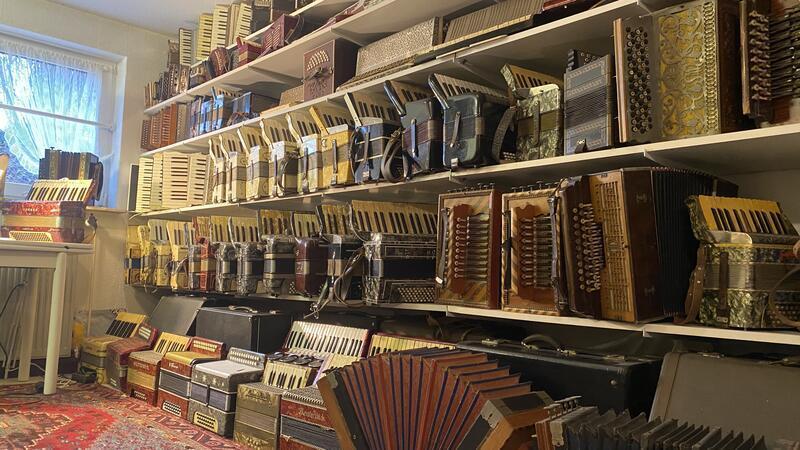 Wohltemperierte Schatzkammer: Im Keller bewahrt Helmut Wiemann eine atemberaubende Sammlung von Harmonikas aus ganz Europa.