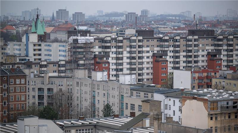 Wohnen in begehrten Gegenden kann ins Geld gehen. Zumindest heftige Preissprünge soll die Mietpreisbremse verhindern. (Archivbild)