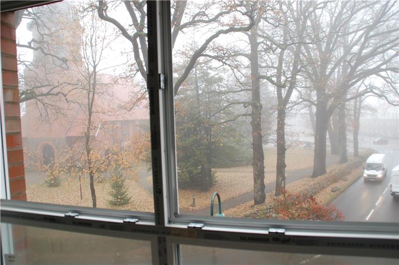 Wohnen mit Ausblick auf die Kirche. Die ersten Bewohner der neuen Seniorenwohnanlage in Apensens Ortskern ziehen im Januar ein. Foto: Laudien