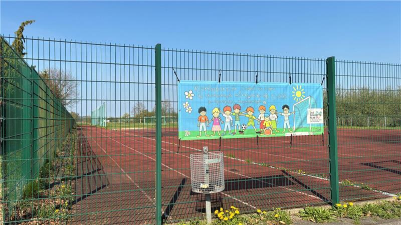 Wohnen statt Sport: Im Jahr 2027 will die Volksbank Stade-Cuxhaven in der Blütenstraße in Guderhandviertel die Bagger anrollen lassen.