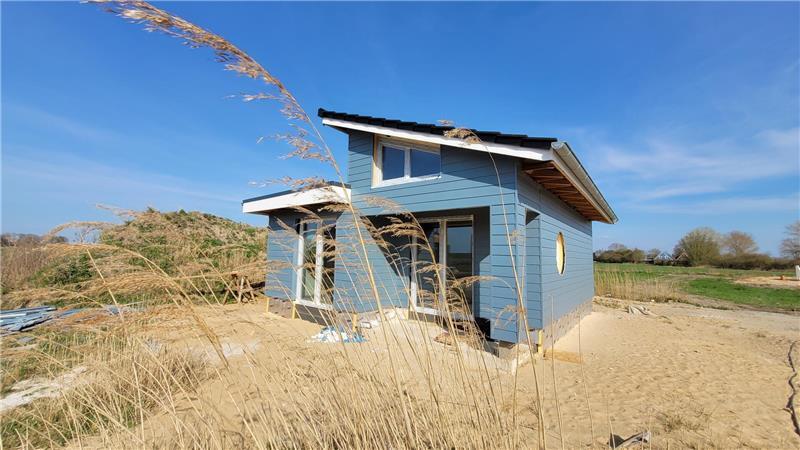 Wohnen, wo andere Urlaub machen: Die gerade 45 Quadratmeter großen Miethäuser von Christina Bleier liegen direkt hinter dem Nordseedeich in Cappel-Neufeld.