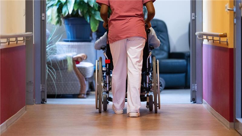 Wohngeld, Pflegewohngeld, Hilfe zur Pflege: Wird das Geld knapp, können Pflegebedürftige im Heim Unterstützung bekommen. 
