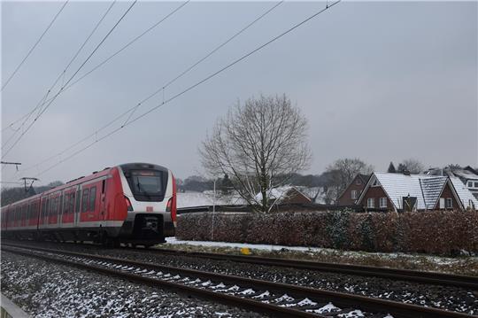 Wohnhäuser nur von Hecken vor Lärm geschützt: Ein S-Bahnzug fährt entlang der Straße Am Güterbahnhof in Neukloster in Richtung Stade.