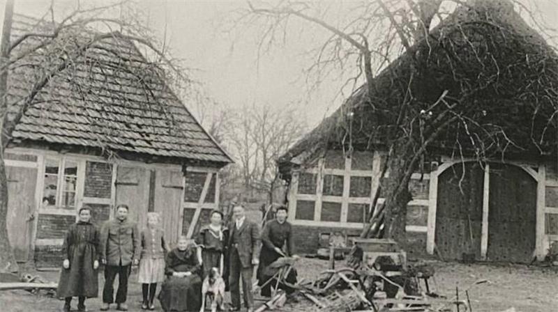 Issendorfs alte Schmiede: Auf dem Weg zum neuen Schmuckstück Wohnhaus und Werkstatt der Familie Meyer im Jahr 1920.