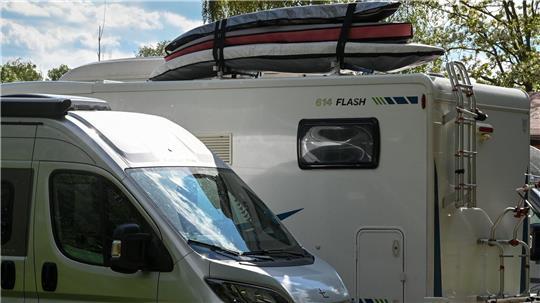 Wohnmobile, hier auf einem Campingplatz in Sachsen-Anhalt, werden zunehmend beliebter. (Archivbild) 