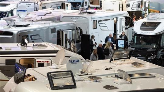 Wohnmobile in einer Halle der Messe Caravan Motor Touristik (CMT).