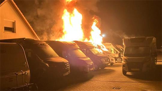 Wohnmobile sind in Zeven in Brand geraten.