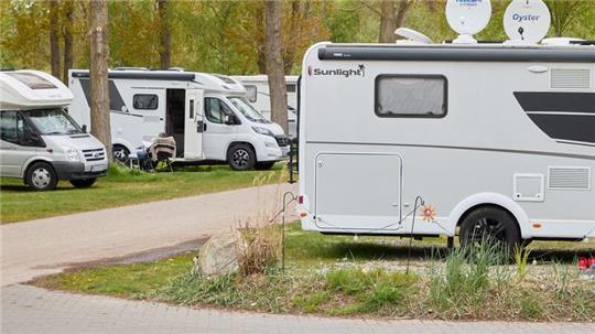 Wohnmobile stehen auf einem Wohnwagen-Platz in Scharbeutz.