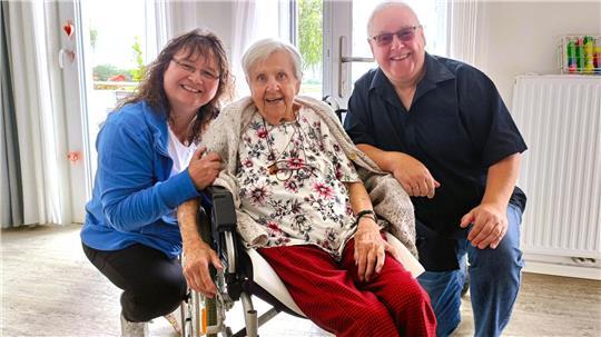 Wohnparkleiterin Janet Schönfeld und Ehrenamtler Uwe Kowald mit der ältesten Bewohnerin: Edith Lüngen ist 100 Jahre alt.