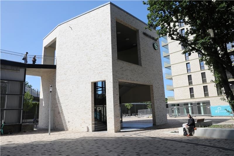 Dieses neue Gebäude an der S-Bahn führt in Neugrabens neustes Wohnquartier Wohnquartier Vogelkamp: Sitzgelegenheiten um die beiden mit Stauden und Gräsern bepflanzten Bauminseln laden zum Verweilen ein.