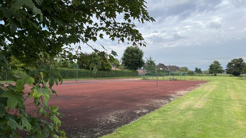 Spektakuläre Pläne für die Ganztagsschule in Guderhandviertel Wohnraum schaffen: Der sanierungsbedürftige Sportplatz in der Blütenstraße könnte veräußert und zu Bauland werden.