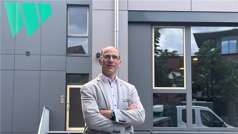 Nicht nur günstig: Diese Neubauten plant die Wohnstätte Stade Wohnstätten-Chef Dr. Christian Pape vor dem neuen Anbau der Zentrale im Kopenkamp.
