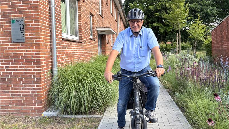 Wohnstätten-Hausmeister Stefan Eggebracht fährt mit dem Fahrrad durch sein Revier.