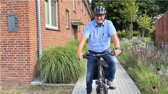 Wohnstätten-Hausmeister Stefan Eggebracht fährt mit dem Fahrrad durch sein Revier.