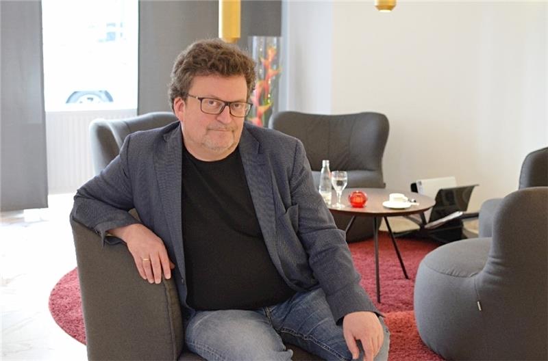 Wohnt nicht mehr gerne in Hotels, muss es beruflich aber ständig tun und hat jetzt sogar einen ganzen Roman über eines geschrieben: Der norwegische Schriftsteller Erik Fosnes Hansen. Foto: Husung