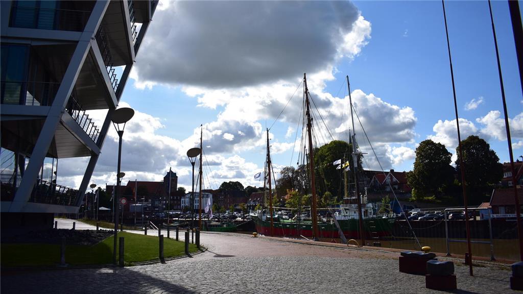 Wohnungen und Büros (links) in Hafenatmosphäre verleihen dem Stadthafen den Bein...