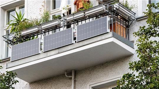 Wohnungseigentümer und Mieter haben seit 2024 einen gesetzlichen Anspruch auf die Installation eines Balkonkraftwerks.