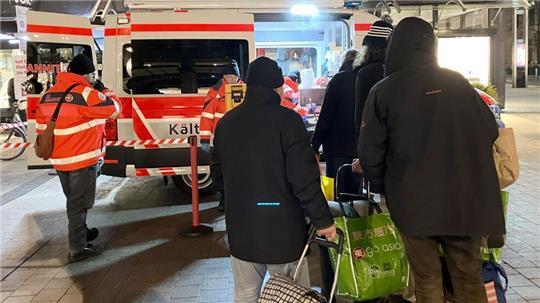 Wohnungslose und andere Bedürftige stehen hier in Hannover am Kältehilfebus an.