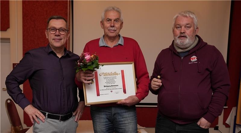 Wolfgang Diekmann (Mitte) erhielt aus den Händen von Christian Röhling (Vorsitzender NFV Bezirk Lüneburg) und Uwe Norden (stellvertretender Vorsitzender NFV Bezirk Lüneburg) die Goldene Ehrennadel des NFV.