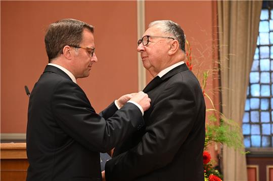 Wolfgang Drusell erhält von Landrat Kai Seefried das Verdienstkreuz am Bande des Verdienstordens der Bundesrepublik Deutschland. Foto: Landkreis Stade / Daniel Beneke