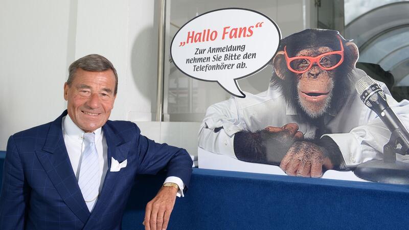 Werbe-Ikone: Trigema-Affe erhält neuen Look Wolfgang Grupp senior mit einem Werbeschild, auf dem der bekannte Werbe-Affe „Charly“ abgebildet ist.
