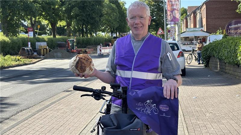 Wolfgang Heyderich fährt sein Brot seit dem 12. Mai mit dem Lastenrad aus. Er reagiert damit auf die Bauarbeiten an der Harsefelder Straße.