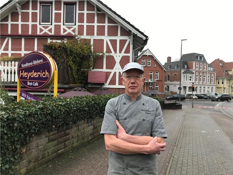 Wolfgang Heyderich hat große Bedenken gegen den geplanten Radwegebau in der Harsefelder Straße. Unter anderem sollen die Parkplätze direkt auf seinem Grundstück (links) wegfallen. Foto: Helfferich